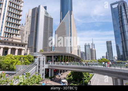 Shanghai, China - 29. April 2025 Wolkenkratzer und farbenfrohe Blumenbeete am Mingzhu Kreisverkehr, im Herzen von Pudong's Lujiazui Viertel in Shang Stockfoto