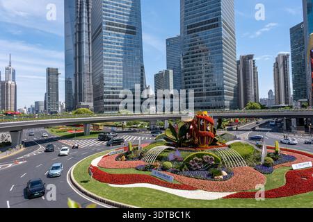 Shanghai, China - 29. April 2025 Wolkenkratzer und farbenfrohe Blumenbeete am Mingzhu Kreisverkehr, im Herzen von Pudong's Lujiazui Viertel in Shang Stockfoto