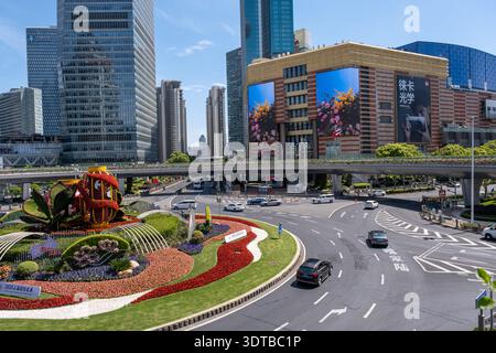 Shanghai, China - 29. April 2025 Wolkenkratzer und farbenfrohe Blumenbeete am Mingzhu Kreisverkehr, im Herzen von Pudong's Lujiazui Viertel in Shang Stockfoto