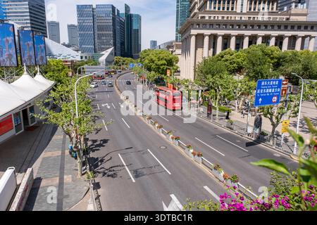 Shanghai, China - 29. April 2025 Wolkenkratzer und farbenfrohe Blumenbeete am Mingzhu Kreisverkehr, im Herzen von Pudong's Lujiazui Viertel in Shang Stockfoto