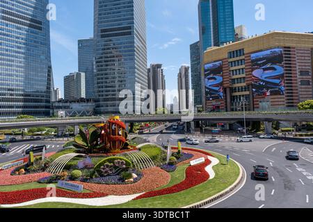 Shanghai, China - 29. April 2025 Wolkenkratzer und farbenfrohe Blumenbeete am Mingzhu Kreisverkehr, im Herzen von Pudong's Lujiazui Viertel in Shang Stockfoto