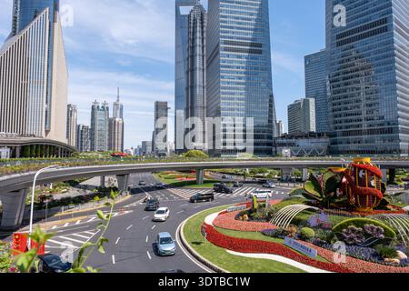 Shanghai, China - 29. April 2025 Wolkenkratzer und farbenfrohe Blumenbeete am Mingzhu Kreisverkehr, im Herzen von Pudong's Lujiazui Viertel in Shang Stockfoto
