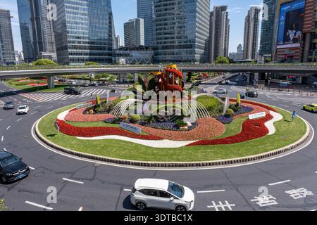 Shanghai, China - 29. April 2025 Wolkenkratzer und farbenfrohe Blumenbeete am Mingzhu Kreisverkehr, im Herzen von Pudong's Lujiazui Viertel in Shang Stockfoto