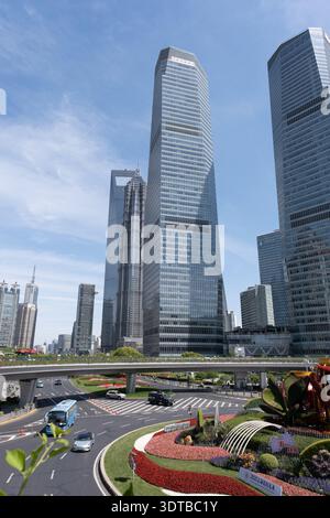 Shanghai, China - 29. April 2025 Wolkenkratzer und farbenfrohe Blumenbeete am Mingzhu Kreisverkehr, im Herzen von Pudong's Lujiazui Viertel in Shang Stockfoto