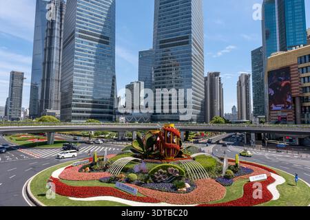 Shanghai, China - 29. April 2025 Wolkenkratzer und farbenfrohe Blumenbeete am Mingzhu Kreisverkehr, im Herzen von Pudong's Lujiazui Viertel in Shang Stockfoto