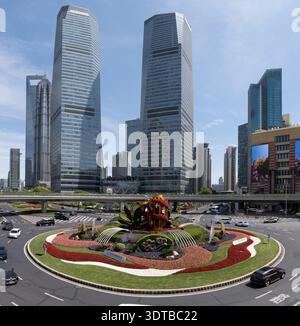 Shanghai, China - 29. April 2025 Wolkenkratzer und farbenfrohe Blumenbeete am Mingzhu Kreisverkehr, im Herzen von Pudong's Lujiazui Viertel in Shang Stockfoto