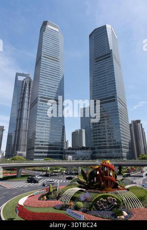 Shanghai, China - 29. April 2025 Wolkenkratzer und farbenfrohe Blumenbeete am Mingzhu Kreisverkehr, im Herzen von Pudong's Lujiazui Viertel in Shang Stockfoto