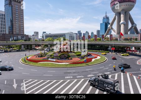 Shanghai, China - 29. April 2025 Wolkenkratzer und farbenfrohe Blumenbeete am Mingzhu Kreisverkehr, im Herzen von Pudong's Lujiazui Viertel in Shang Stockfoto