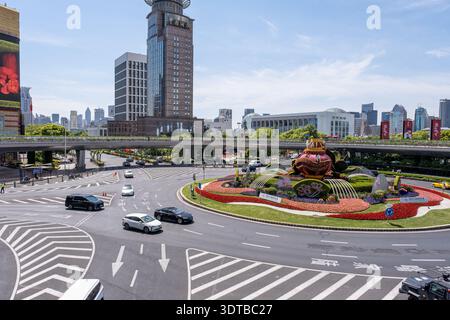 Shanghai, China - 29. April 2025 Wolkenkratzer und farbenfrohe Blumenbeete am Mingzhu Kreisverkehr, im Herzen von Pudong's Lujiazui Viertel in Shang Stockfoto