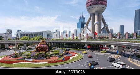 Shanghai, China - 29. April 2025 Wolkenkratzer und farbenfrohe Blumenbeete am Mingzhu Kreisverkehr, im Herzen von Pudong's Lujiazui Viertel in Shang Stockfoto