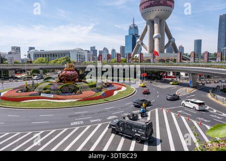 Shanghai, China - 29. April 2025 Wolkenkratzer und farbenfrohe Blumenbeete am Mingzhu Kreisverkehr, im Herzen von Pudong's Lujiazui Viertel in Shang Stockfoto