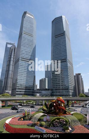 Shanghai, China - 29. April 2025 Wolkenkratzer und farbenfrohe Blumenbeete am Mingzhu Kreisverkehr, im Herzen von Pudong's Lujiazui Viertel in Shang Stockfoto