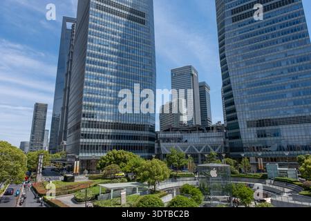 Shanghai, China - 29. April 2025 Wolkenkratzer und farbenfrohe Blumenbeete am Mingzhu Kreisverkehr, im Herzen von Pudong's Lujiazui Viertel in Shang Stockfoto