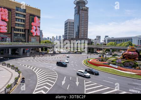 Shanghai, China - 29. April 2025 Wolkenkratzer und farbenfrohe Blumenbeete am Mingzhu Kreisverkehr, im Herzen von Pudong's Lujiazui Viertel in Shang Stockfoto