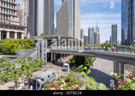 Shanghai, China - 29. April 2025 Wolkenkratzer und farbenfrohe Blumenbeete am Mingzhu Kreisverkehr, im Herzen von Pudong's Lujiazui Viertel in Shang Stockfoto