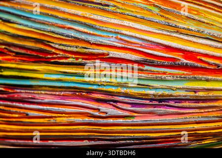 Das Bild erfasst Tiefe und Bewegung durch das Zusammenspiel von Farben und Texturen, wodurch ein visuell dynamisches und chaotisches Muster entsteht. Stockfoto