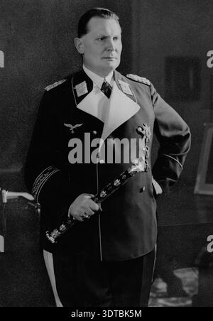 Dieses auffällige Schwarz-weiß-Porträt aus den 1930er oder frühen 1940er Jahren zeigt Hermann Göring, einen prominenten Nazi-Führer, in voller Militäruniform. Er ist mit einem zeremoniellen Schlagstock dargestellt, der seinen hohen Rang und seine Autorität innerhalb des Dritten Reiches demonstriert. Stockfoto