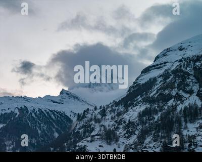 Matterhorn in der Abenddämmerung mit Wolken über schneebedeckten Alpen bei Zermatt Stockfoto