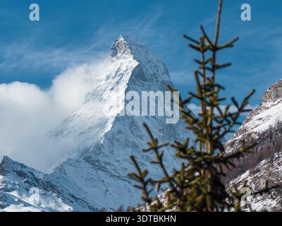 Matterhorn Ostwand im Winterlicht von Hängen über Zermatt Stockfoto