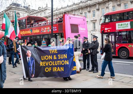 Demonstranten in Whitehall marschieren durch London aus Protest gegen das iranische Regime, London, England, Großbritannien, 21/02/2026 Stockfoto
