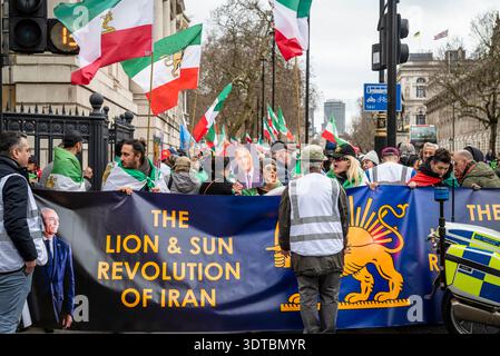 Demonstranten in Whitehall marschieren durch London aus Protest gegen das iranische Regime, London, England, Großbritannien, 21/02/2026 Stockfoto