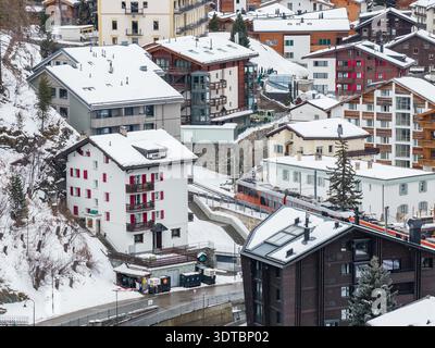 Aus der Vogelperspektive auf die Chalets Zermatt und die Zahnradbahn bei Matterhorn Stockfoto