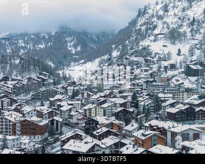 Panoramablick auf Zermatt mit Kirchturm im Schnee Stockfoto