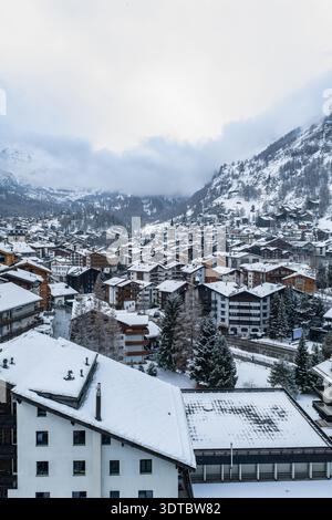 Aus der Vogelperspektive von Zermatt, Schweiz mit Kirchturm Stockfoto