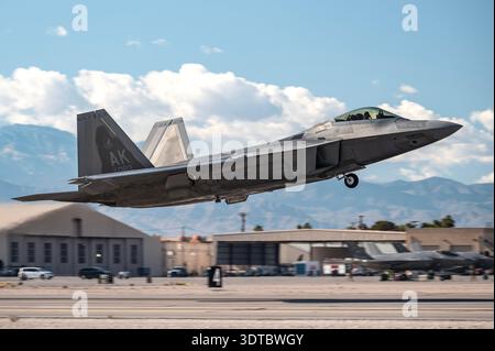 Ein F-22 Raptor, der dem 3. Flügel, Joint Base Elmendorf-Richardson, Alaska zugewiesen ist, startet für die Red Flag-Nellis 24-1-Mission auf der Nellis Air Force Base. Stockfoto
