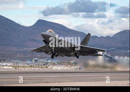 Ein F-22 Raptor, der dem 3. Flügel, Joint Base Elmendorf-Richardson, Alaska zugewiesen ist, startet für die Red Flag-Nellis 24-1-Mission auf der Nellis Air Force Base. Stockfoto