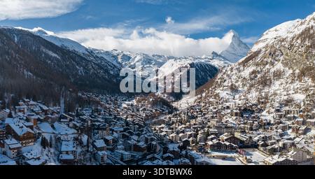 Luftpanorama von Zermatt mit Matterhorn und Kirchturm im Schnee Stockfoto
