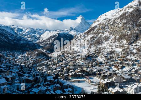 Winterpanorama von Zermatt mit Matterhorn und Kirchturm Stockfoto
