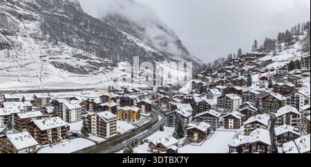 Panoramablick auf Zermatt, Schweiz, bei Neuschnee Stockfoto