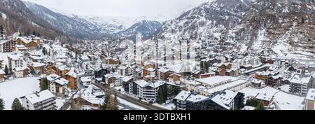 Panoramablick auf Zermatt in der Schweiz im Winterschnee Stockfoto
