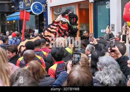 London, UK, 21. Februar 2026. In Londons Chinatown beginnt ein Wochenende mit Mondneujahrsfeiern, während chinesische Löwentänzer Unternehmen besuchen, um Wohlstand, Wohlstand und Glück für das kommende Jahr zu beschwören und böse Geister zu vertreiben. Stockfoto