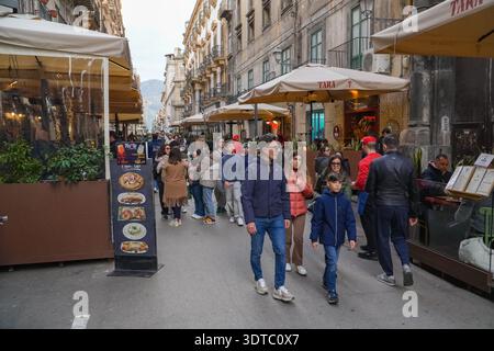 Via Maqueda, Palermo, Italien. Geschäftige Fußgängerzone mit Cafés im Freien, Restaurants und historischen sizilianischen Barockgebäuden. Stockfoto