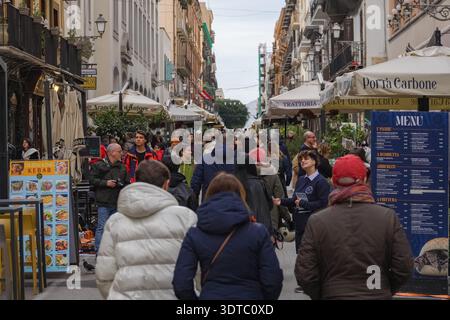 Via Maqueda, Palermo, Sizilien, Italien. Die geschäftige Fußgängerzone ist bekannt für Lebensmittelhändler, Trattorien im Freien und historische Gebäude. Stockfoto