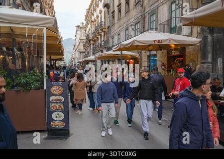 Via Maqueda, eine große Fußgängerzone im historischen Zentrum von Palermo, Italien, zeigt lokales Leben, Essen im Freien und sizilianische Barockarchitektur Stockfoto