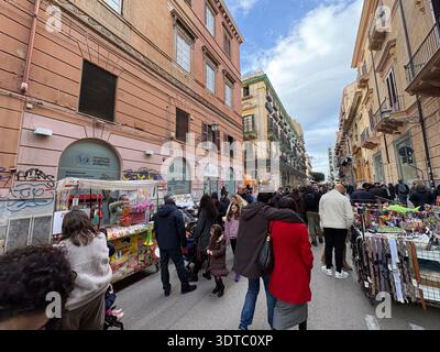 Via Maqueda, Palermo, Italien. Überfüllte Straßenszene mit einheimischen Einkäufern, Straßenhändlern, die Souvenirs verkaufen, und der politischen Universität von Palermo Stockfoto