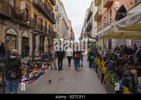Via Maqueda, Palermo, Sizilien, Italien. Geschäftige Fußgängerzone mit Einheimischen, Touristen, Straßenverkäufern und Cafés im Freien im historischen Viertel Stockfoto