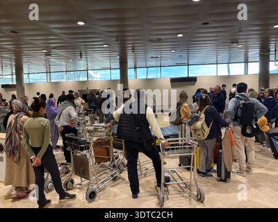 Gepäckausgabe am Flughafen Valencia (Aeroport de València). Nach der Ankunft in der geschäftigen Spanish Travel hu versammeln sich verschiedene Reisende um Karussells Stockfoto