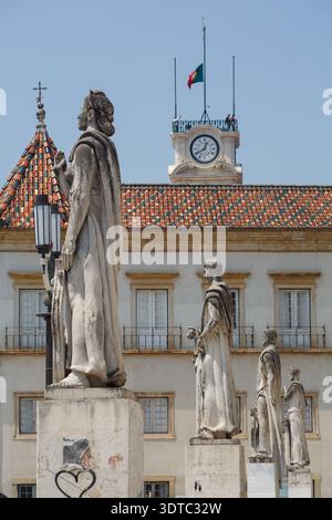 Die modernen Skulpturen an der Fassade der Faculdade de Letras der Universität Coimbra, Coimbra, Portugal Stockfoto