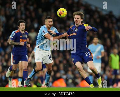 Nick Woltemade von Newcastle United (rechts) und Rodri von Manchester City (links) kämpfen um den Ball während des Premier League-Spiels im Etihad Stadium in Manchester. Bilddatum: Samstag, 21. Februar 2026. Stockfoto