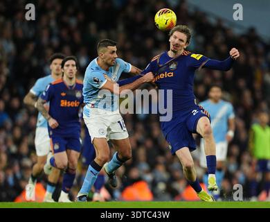 Nick Woltemade von Newcastle United (rechts) und Rodri von Manchester City (links) kämpfen um den Ball während des Premier League-Spiels im Etihad Stadium in Manchester. Bilddatum: Samstag, 21. Februar 2026. Stockfoto