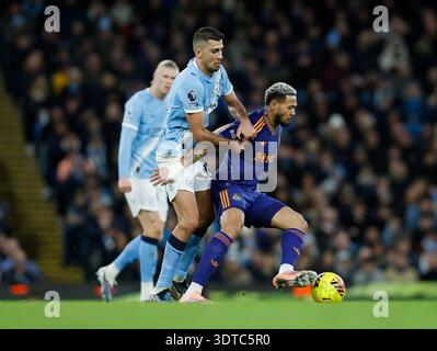 Manchester, Großbritannien. Februar 2026. Rodri von Manchester City bekämpft Joelinton von Newcastle United während des Spiels Manchester City gegen Newcastle United Premier League im Etihad Stadium in Manchester. Der Bildnachweis sollte lauten: Cody Froggatt/Sportimage Credit: Sportimage Ltd/Alamy Live News Stockfoto