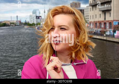 Selbstbewusste, Stilvolle Frau Im Pink Blazer In Der Nähe Des Flusses In Der Modernen Urban City Stockfoto