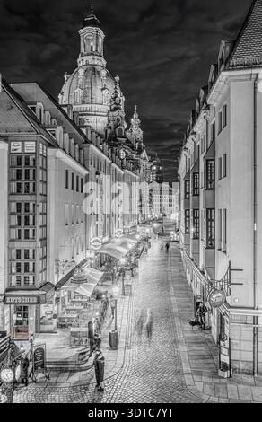 Frauenkirche Dresden bei Nacht, Blick auf die Münzgasse in der Altstadt von Sachsen, Deutschland, in Schwarz-weiß. Stockfoto