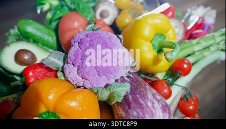 Frisches Gemüse und Obst werden tagsüber auf einem lokalen Markt in der Nähe des Stadtzentrums serviert Stockfoto
