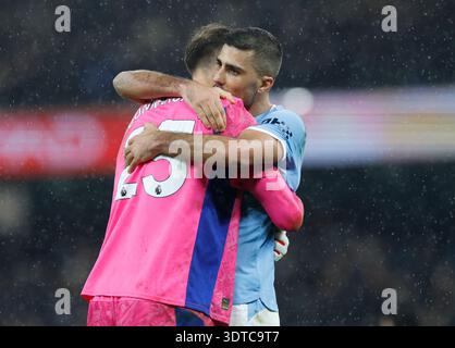 Manchester, Großbritannien. Februar 2026. Gianluigi Donnarumma aus Manchester City feiert mit Rodri aus Manchester City während des Spiels Manchester City gegen Newcastle United Premier League im Etihad Stadium in Manchester. Der Bildnachweis sollte lauten: Cody Froggatt/Sportimage Credit: Sportimage Ltd/Alamy Live News Stockfoto