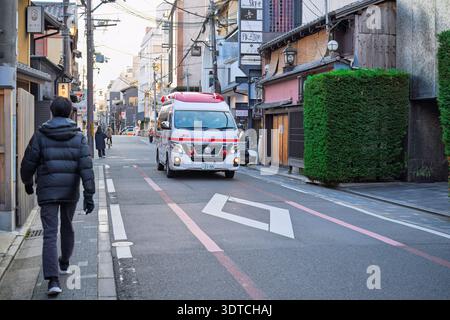 Kyoto, Japan - Januar 2026: Krankenwagen in einer engen historischen Straße von Kyoto Stockfoto